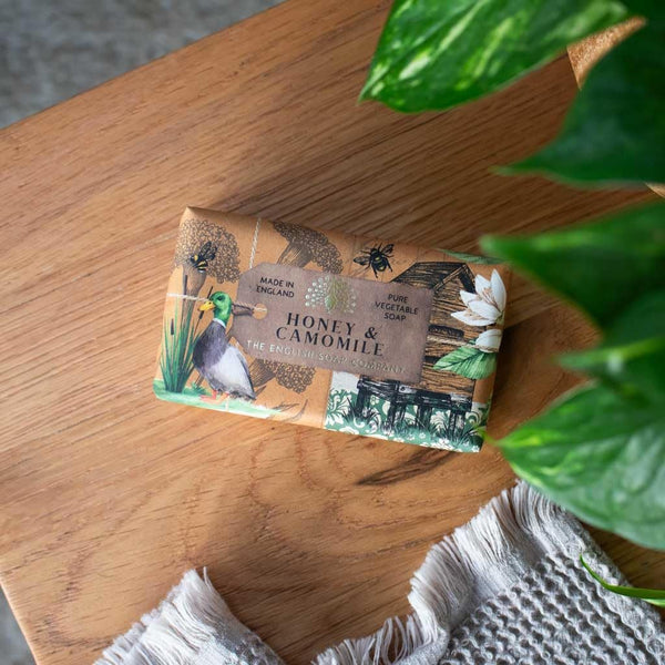 The English Soap Company Anniversary Honey and Camomile Soap - Luxury Shea Butter Bar - Sweet Floral Scent with Apple and Cedarwood, Vegan Friendly, Plastic-Free, Made in England - 190g